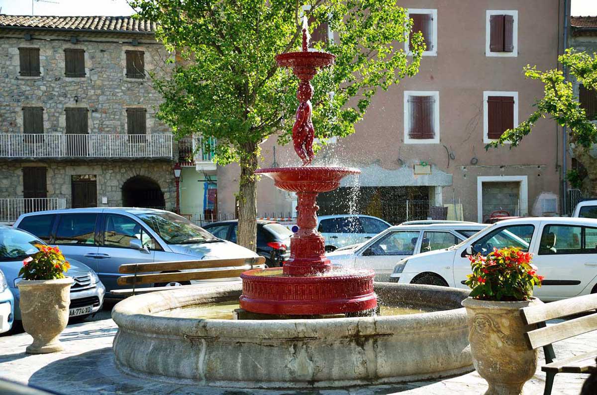 la fontaine de Jean de Saussac sur la Place
